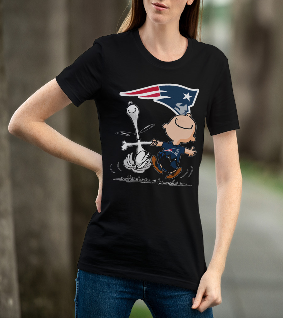 Snoopy And Charlie Brown Dancing With New England Patriots T-Shirt