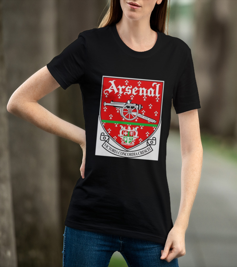 Arsenal FC Victoria Concordia Crescit Deus Per Omnia Crest Featuring Classic Cannon And Shield T-Shirt