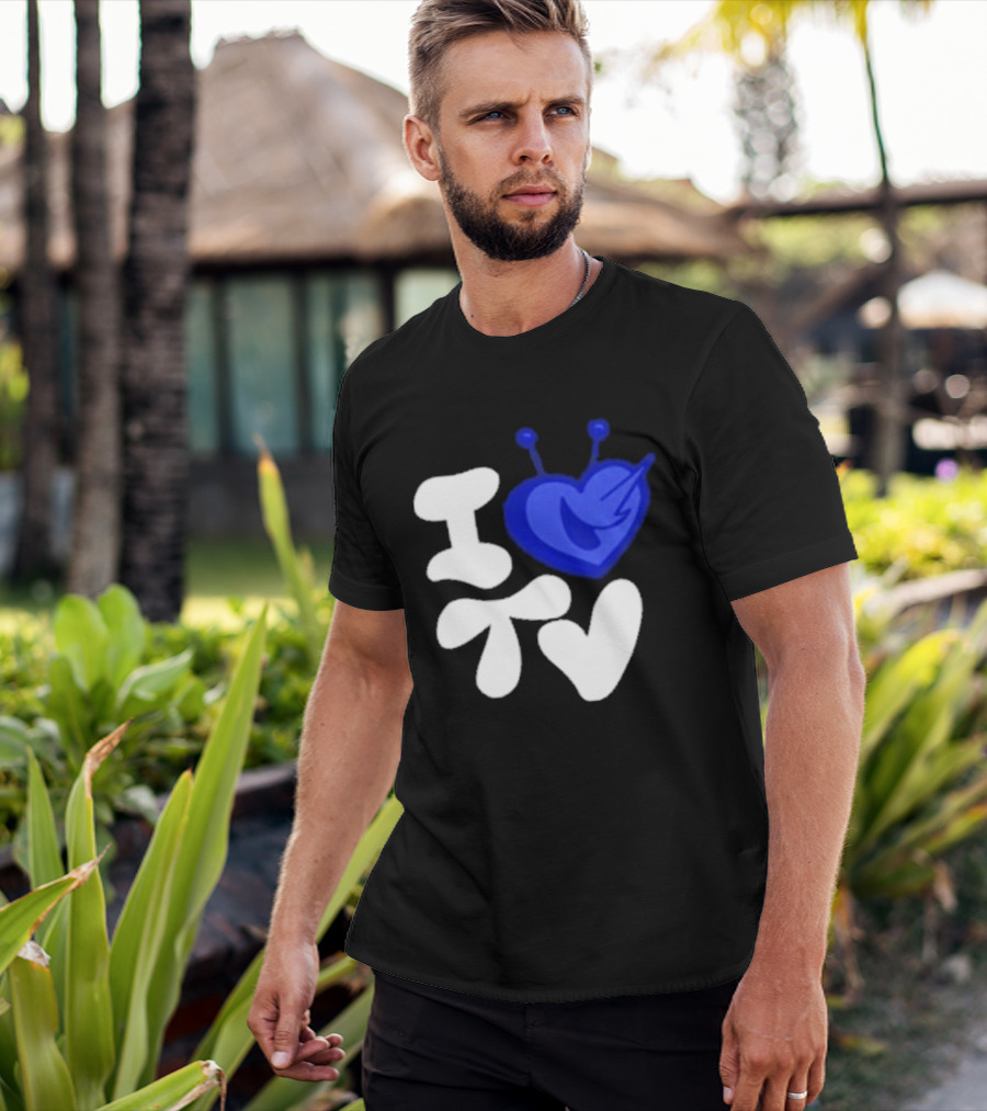 Paperboxmart I Love TV Blue Heart Antenna T-Shirt