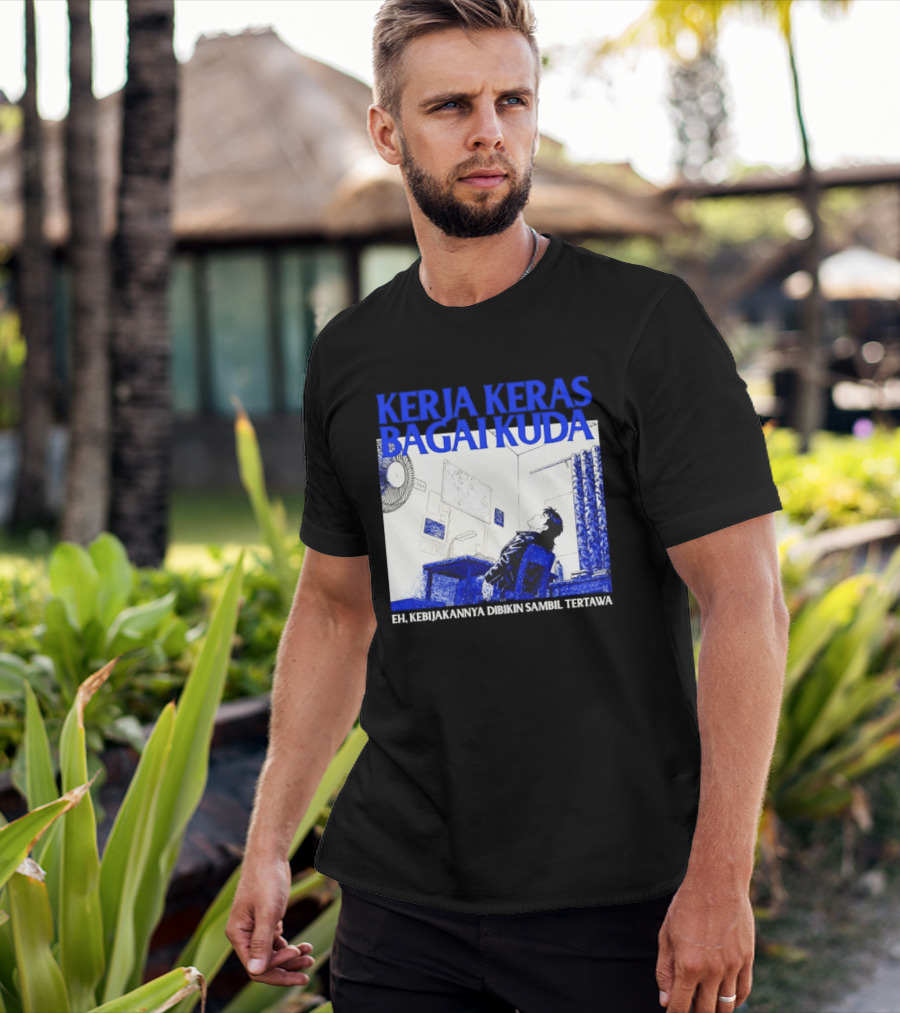 Kerja Keras Bagai Kuda Eh Kebijakannya Dibikin Sambil Tertawa Komik Pria Duduk Meja Dan Layar T-Shirt