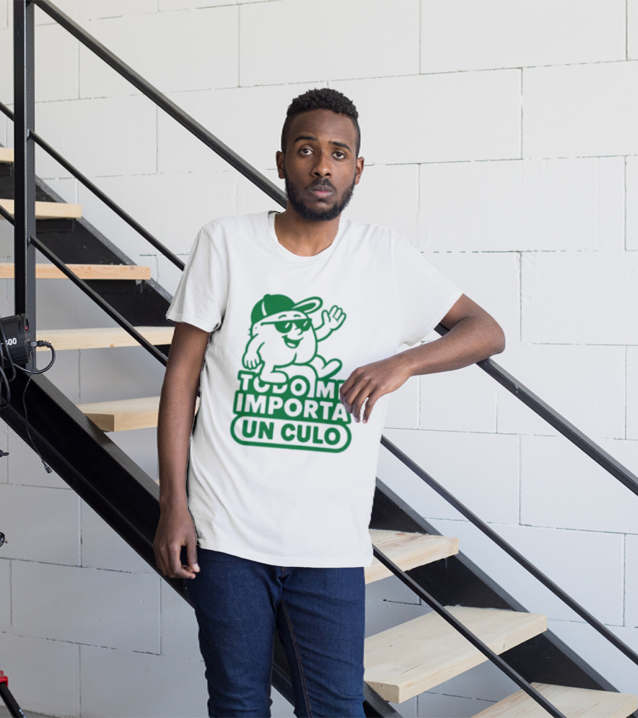 Todo Me Importa Un Culo Caracter Con Gafas Y Gorra Verde T-Shirt