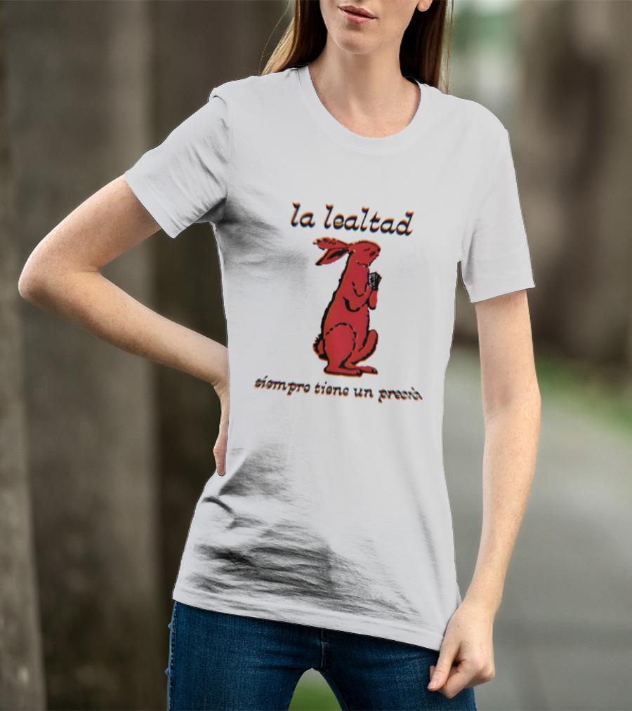 La Lealtad Siempre Tiene Un Precio Conejo Rojo T-Shirt