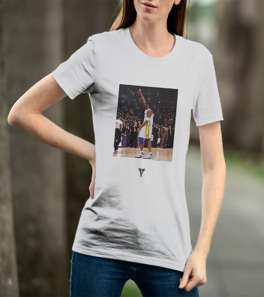 Kobe Bryant Los Angeles Lakers NBA Iconic Court Celebration T-Shirt
