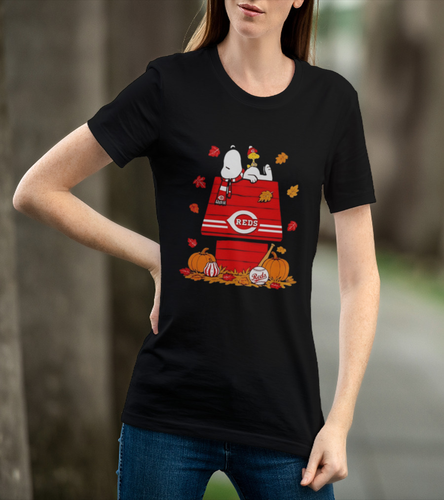 Snoopy Woodstock Cincinnati Reds Fall Baseball Pumpkins Leaves T-Shirt