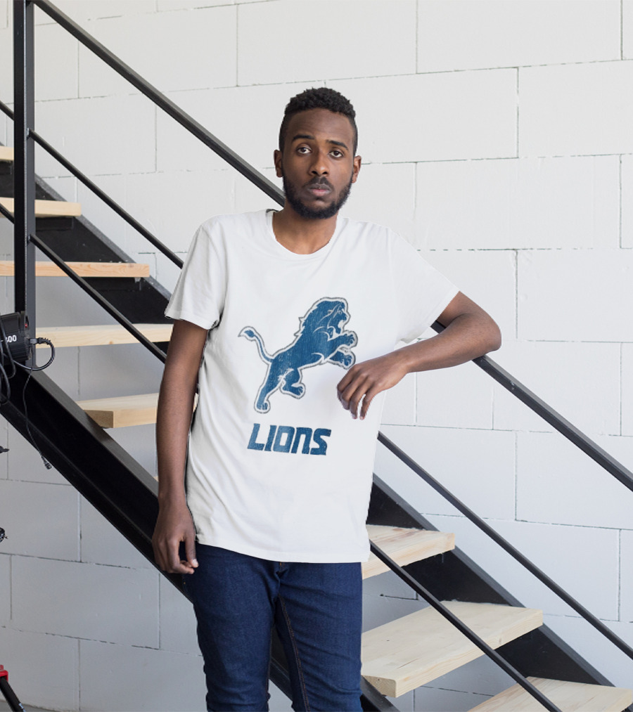 Detroit Lions Distressed Blue Leaping Lion Vintage Team Spirit T-Shirt