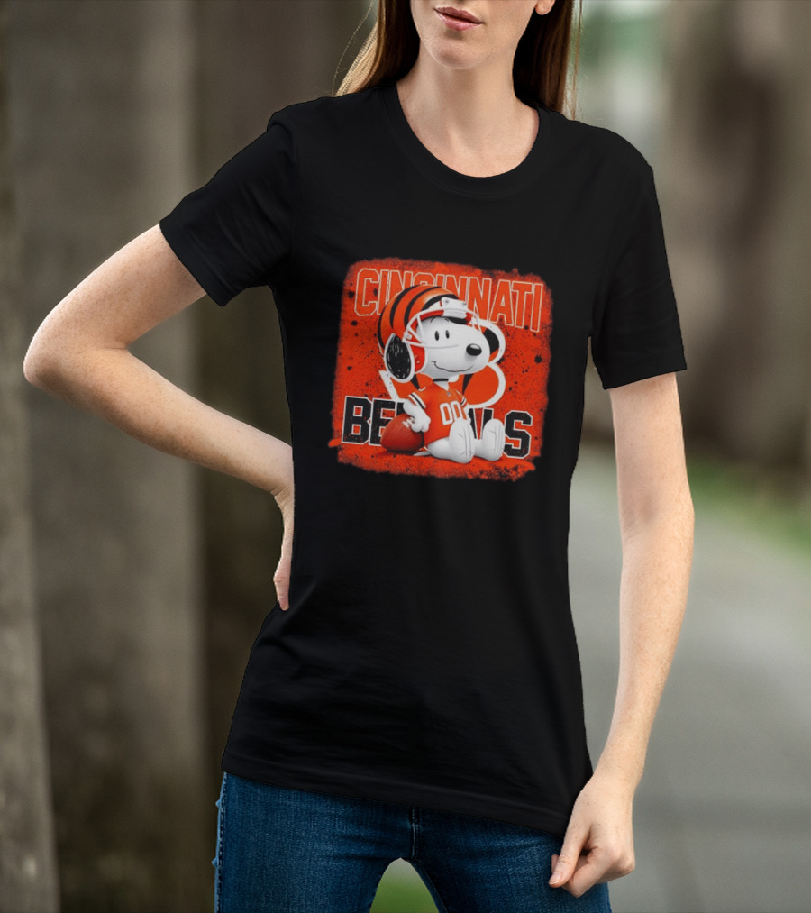 Cincinnati Bengals Snoopy 00 Football Helmet T-Shirt