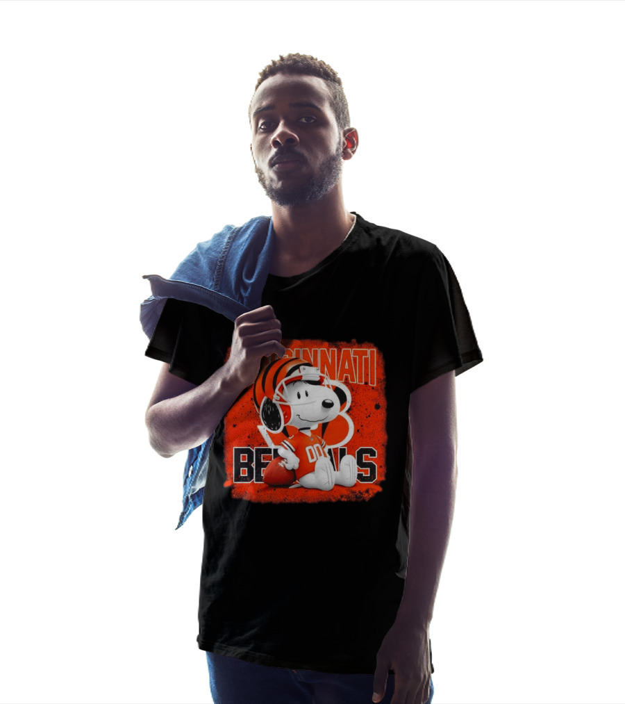 Cincinnati Bengals Snoopy 00 Football Helmet T-Shirt