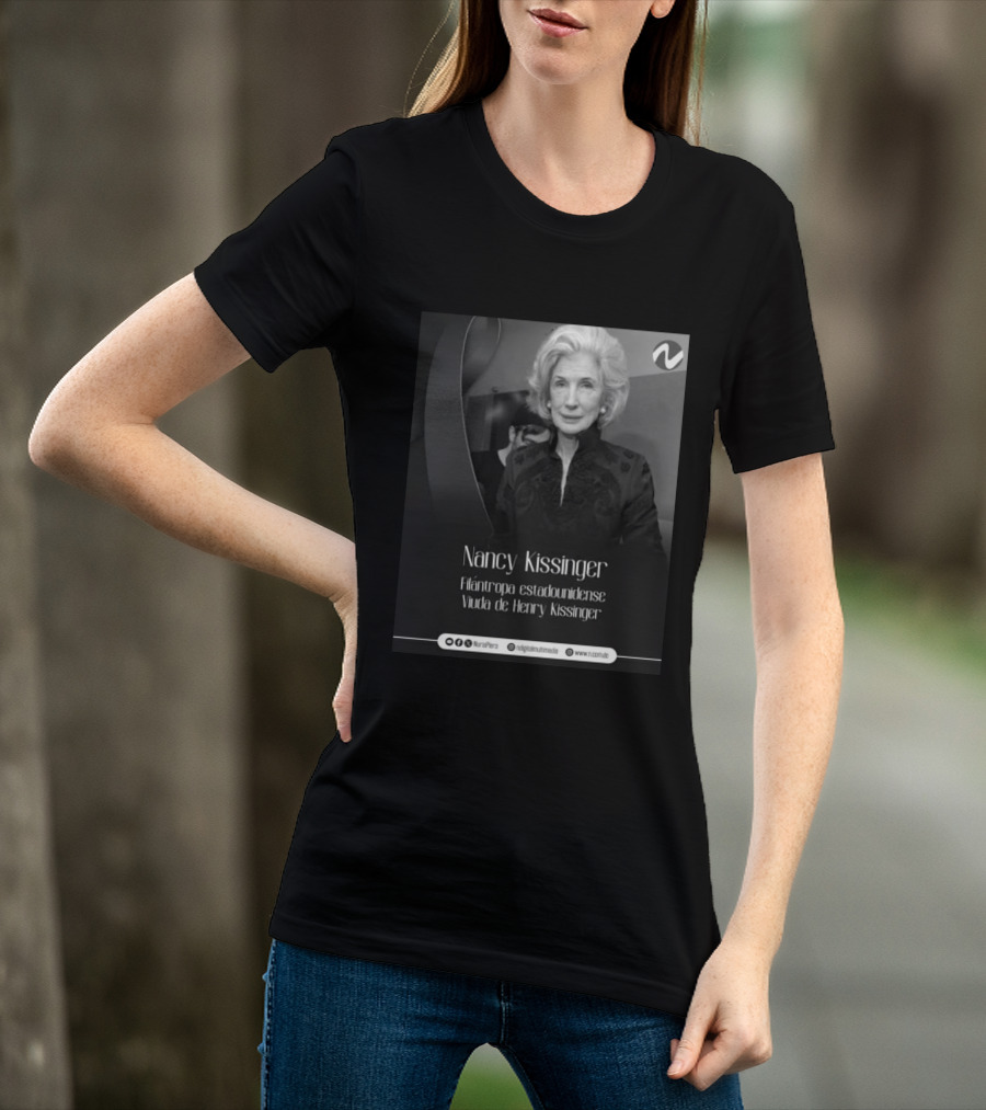 Nancy Kissinger Filántropa Estadounidense Viuda De Henry Kissinger Nuria Piera T-Shirt