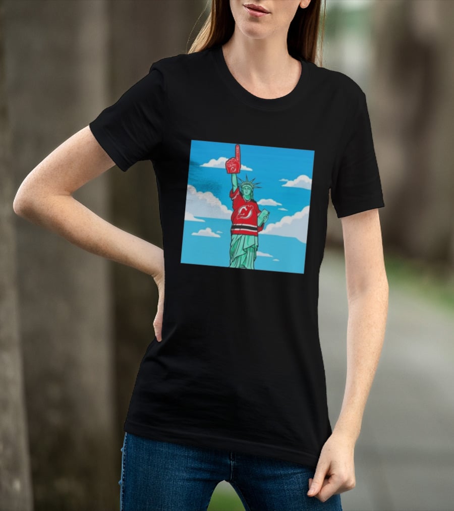 Statue Of Liberty In New Jersey Devils Jersey With Foam Finger T-Shirt