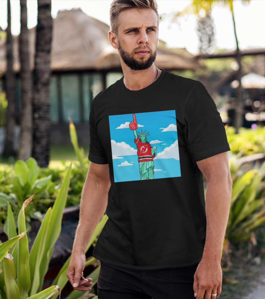 Statue Of Liberty In New Jersey Devils Jersey With Foam Finger T-Shirt