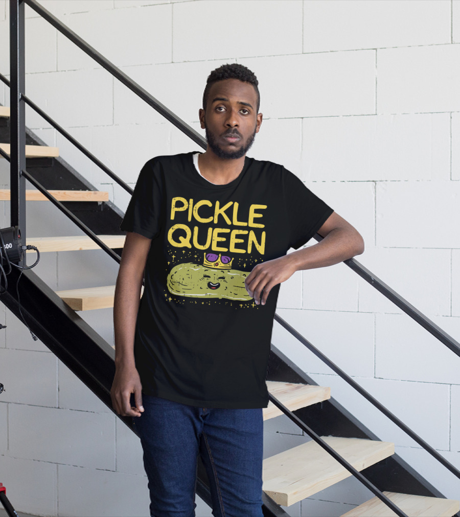 PICKLE QUEEN Funny Cartoon Pickle Wearing Crown And Sunglasses T-Shirt
